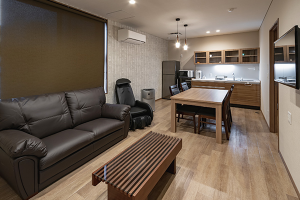 自宅のように過ごせる充実した設備と邸宅型の空間